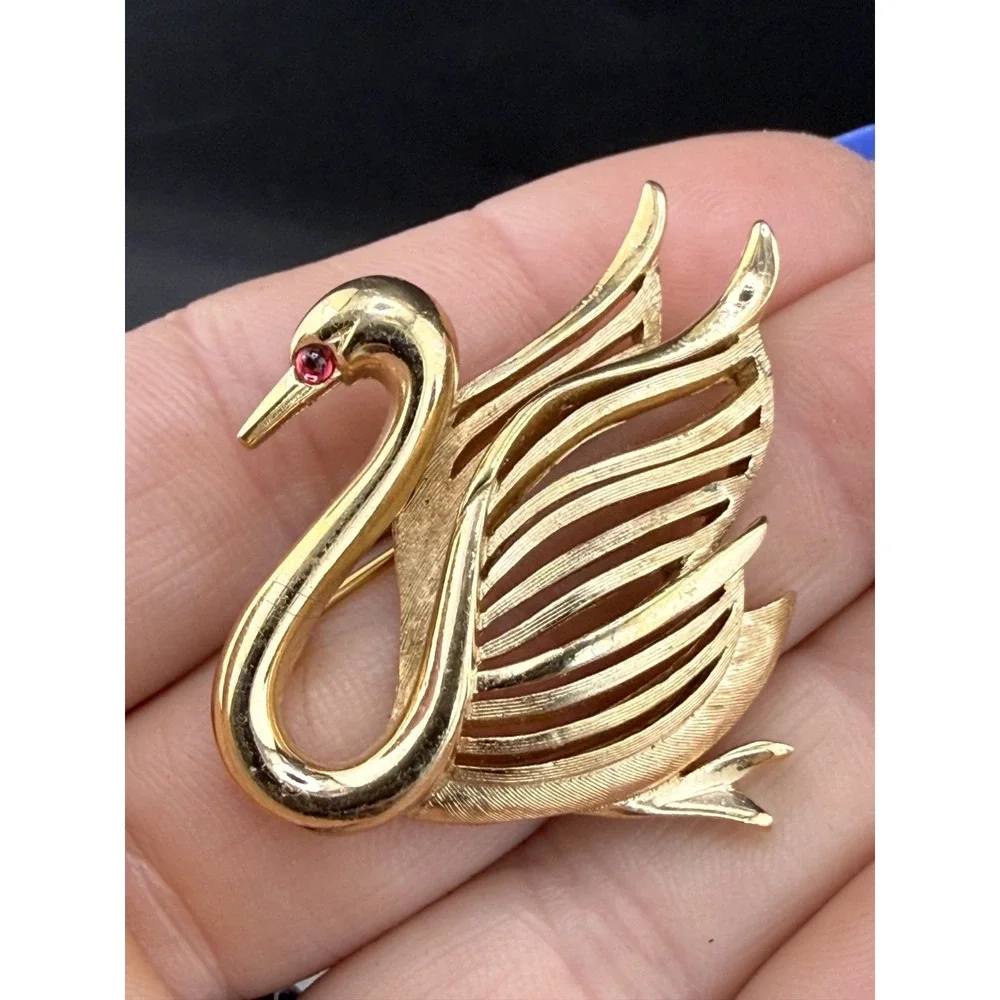 Vintage Trifari‎ Brooch Gold Tone Swan